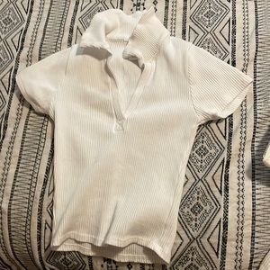 White shirt with colar at top for tilles
